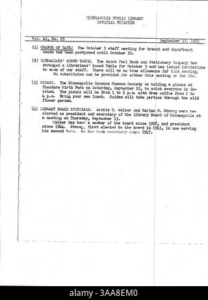 Das offizielle Bulletin der Minneapolis Public Library 1951 ist eine wöchentliche Ressource, um Mitarbeiter über Bibliotheksbetrieb, interne Angelegenheiten und personalbezogene Updates auf dem Laufenden zu halten. Stockfoto