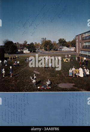 In diesem Jahrbuch der Robbinsdale High School werden Schüler, Dozenten, Vereine, Leichtathletik und wichtige Ereignisse aus dem Schuljahr 1963-1964 erfasst. Stockfoto