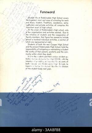 In diesem Jahrbuch der Robbinsdale High School werden Schüler, Dozenten, Vereine, Leichtathletik und wichtige Ereignisse aus dem Schuljahr 1963-1964 erfasst. Stockfoto