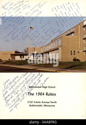 In diesem Jahrbuch der Robbinsdale High School werden Schüler, Dozenten, Vereine, Leichtathletik und wichtige Ereignisse aus dem Schuljahr 1963-1964 erfasst. Stockfoto
