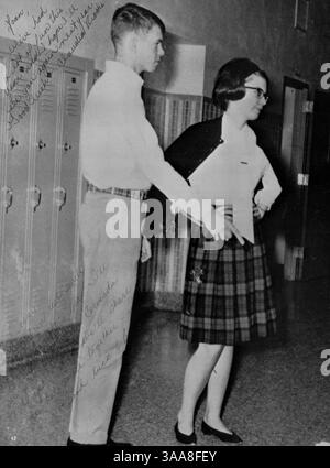 Das Robbinsdale High School Yearbook 1964, „The Robin“, bietet einen detaillierten Einblick in das Schülerleben, sportliche Veranstaltungen, Schulclubs und akademische Leistungen während des Schuljahres 1963-1964. Stockfoto