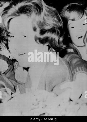 Das Robbinsdale High School Yearbook 1964, „The Robin“, dokumentiert die Beiträge von Schülern, Lehrkräften und Sportlern zur Schulgemeinschaft 1963-1964. Stockfoto