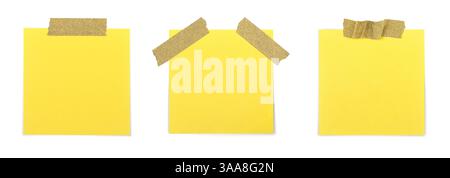 Gelbe Papier Post it Notes befestigt mit goldenem Glitzerband isoliert auf weißem und PNG transparentem Hintergrund Stockfoto