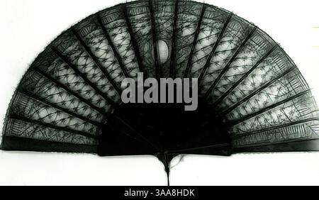 Ein aufwendig gestalteter schwarzer Spitzenfan mit zarten Mustern und klassischer Silhouette zeigt seine Handwerkskunst mit schlanken Rippen und einer geschmackvollen Kurve., Klassische Kunst mit modernem Twist neu interpretiert von Artotop, basierend auf Fan, ca. 1875, England, Black Lace Mount, einfache Schildkröte Muschelstangen und -Schutzvorrichtungen, Muschelschlaufe und ein Metallniet, 26,7 cm 26,7 cm (10 1/2 Zoll) Stockfoto