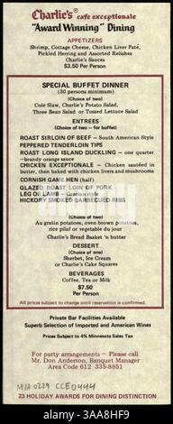 Dieses 1974er-Menü von Charlie's Cafe Exceptionale umfasst verschiedene Abendessen wie Hors d'oeuvres, Hauptgerichte, Suppen, Beilagen und Desserts, mit Abendbüfett verfügbar. Stockfoto
