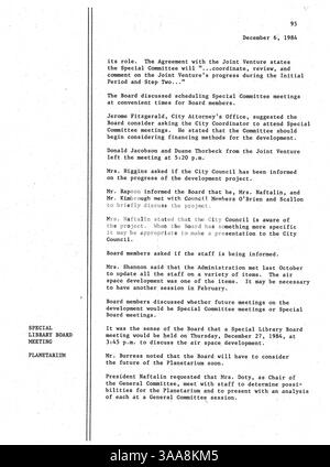 Minuten von den Sitzungen des Verwaltungsrats der Minneapolis Public Library 1984, in denen es um Änderungen der Richtlinien und Verfahren, um Finanzierungsfragen und um die Programmentwicklung ging. Stockfoto