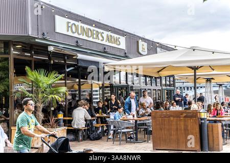 London, Großbritannien - 6. August 2023: Die Menschen hängen im The Founder's Arms am Südufer der Themse ab - einem Pub im Herzen von London und genießen das Meer Stockfoto