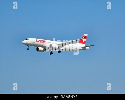 Frankfurt, Hessen, Deutschland - 13. August 2024: Schweizer Airbus A220-300 HB-JCQ vom Flughafen Frankfurt Stockfoto