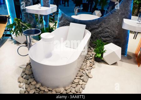 Luxuriöses Badezimmer im Ausstellungsraum Stockfoto