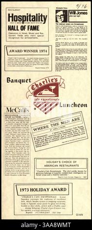 Dieses 1976-Menü von Charlie's Cafe Exceptionale ist zweifach gefaltet mit gedruckten schwarzen und roten Details, mit Bewertungen, Auszeichnungen, heißen Sandwiches, Desserts, Hors d'oeuvres, Mittagessen mit Suppen, Hauptgerichten, Beilagen und schmalen Tagesgerichten auf der Rückseite. Stockfoto