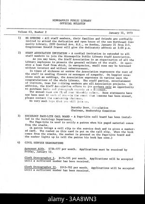 Dies ist das offizielle wöchentliche Bulletin 1973 für Mitarbeiter der Minneapolis Public Library, das die Mitarbeiter über Neuigkeiten, Updates und betriebliche Angelegenheiten in der Bibliothek auf dem Laufenden halten soll. Stockfoto