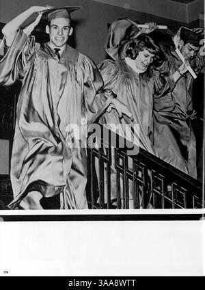 Polaris 64, das Jahrbuch 1964 der North High School, fängt das Wesen des Schülerlebens, der Vereine, der Leichtathletik und der Geschichte der afroamerikanischen Schule im Jahr 1963-1964 ein. Stockfoto
