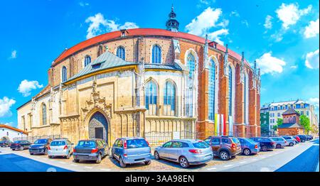 Panorama der großen gotischen Kirche St. Katharina von Alexandria mit geparkten Autos, Krakau, Polen Stockfoto