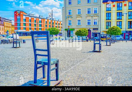 Krakau, Polen - 21. Juni 2018: Das Denkmal in Form der Stühle im großen Ghetto Helden Platz, am 21. Juni in Krakau organisiert Stockfoto