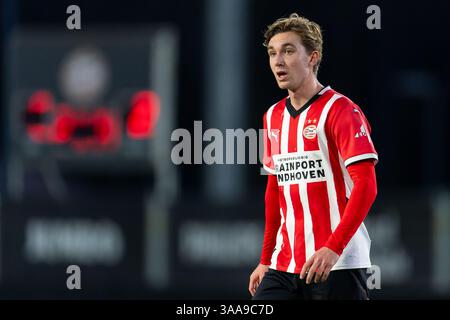 Eindhoven, Niederlande. 31. März 2025. EINDHOVEN, NIEDERLANDE - MÄRZ 31: Tygo Land of Jong PSV sieht sich beim niederländischen Keuken Kampioen Divisie Spiel zwischen Jong PSV und FC den Bosch am PSV Campus de Herdgang am 31. März 2025 in Eindhoven, Niederlande an. (Foto von Joris Verwijst/Orange Pictures) Credit: Orange Pics BV/Alamy Live News Stockfoto