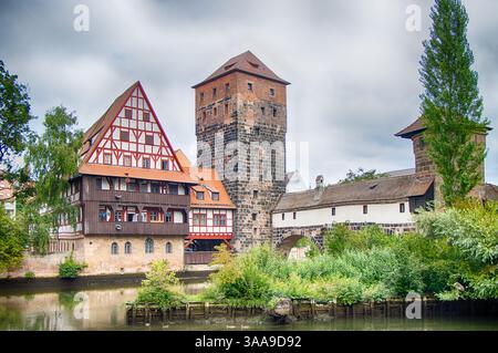 Historische Altstadt mit Blick auf Weinstadel, Wasserturm, Henkerbrücke und Henkerturm in Nürnberg Stockfoto