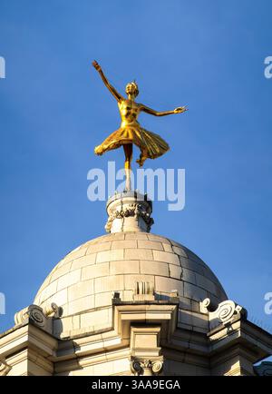 London, Vereinigtes Königreich - 13. November 2024: Die Statue Golden Ballerina Anna Pavlova auf der Spitze des Victoria Palace Theaters in London Stockfoto