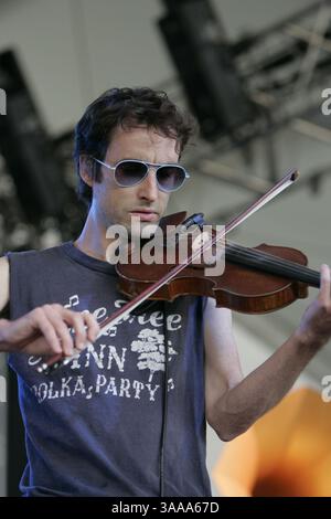 Juni 2006; Manchester, TN, USA; Andrew Bird tritt beim Bonnaroo Music Festival 2006 auf. Obligatorischer Credit: Foto von Bryan Rinnert/ZUMA Press. (©) Copyright 2006 von Bryan Rinnert Stockfoto