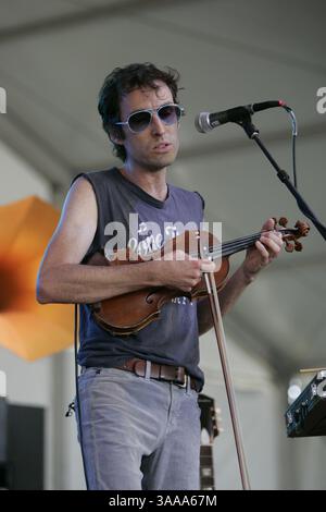Juni 2006; Manchester, TN, USA; Andrew Bird tritt beim Bonnaroo Music Festival 2006 auf. Obligatorischer Credit: Foto von Bryan Rinnert/ZUMA Press. (©) Copyright 2006 von Bryan Rinnert Stockfoto