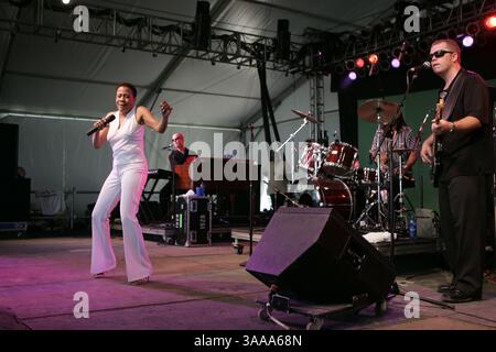 Juni 2006; Manchester, TN, USA; Bettye LaVette tritt beim Bonnaroo Music Festival 2006 auf. Obligatorischer Credit: Foto von Bryan Rinnert/ZUMA Press. (©) Copyright 2006 von Bryan Rinnert Stockfoto