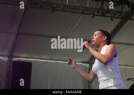 Juni 2006; Manchester, TN, USA; Bettye LaVette tritt beim Bonnaroo Music Festival 2006 auf. Obligatorischer Credit: Foto von Bryan Rinnert/ZUMA Press. (©) Copyright 2006 von Bryan Rinnert Stockfoto