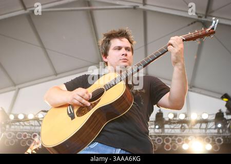 Juni 2006; Manchester, TN, USA; Nickel Creek tritt beim Bonnaroo Music Festival 2006 auf. Obligatorischer Credit: Foto von Bryan Rinnert/ZUMA Press. (©) Copyright 2006 von Bryan Rinnert Stockfoto