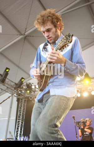 Juni 2006; Manchester, TN, USA; Nickel Creek tritt beim Bonnaroo Music Festival 2006 auf. Obligatorischer Credit: Foto von Bryan Rinnert/ZUMA Press. (©) Copyright 2006 von Bryan Rinnert Stockfoto