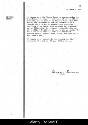 Protokoll des Board of Directors der Minneapolis Public Library 1984, in dem Maßnahmen im Zusammenhang mit operativen Änderungen und Serviceprioritäten dokumentiert werden. Stockfoto