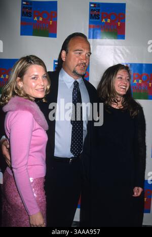 April 2000; Los Angeles, CA, USA; JAMES BELUSHI beim Rennen um den M.S. mit seiner Frau und einem Freund. Stockfoto