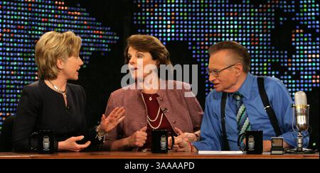 Juni 2006; Washington, DC, USA; die Senatoren HILLARY CLINTON (D-NY)(L), DIANNE FEINSTEIN (D-CA)(C) unterhalten sich mit dem Moderator LARRY KING (R) während einer Pause in Larry King Live in den Studios von CNN in Washington, DC, 21. Juni 2006. Die Show zeigte die neun demokratischen Senatorinnen und ihre legislativen Prioritäten (Credit Image: © Chris Kleponis/ZUMAPRESS.com) Stockfoto