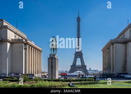 Paris, Frankreich - 03 31 2025: Blick auf den Eiffelturm, den Trocadero-Platz und die Reiterstatue von Marschall Foch, Trocadero Esplanade und SOS Ocean sl Stockfoto