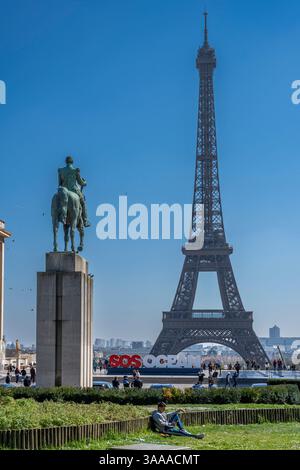 Paris, Frankreich - 03 31 2025: Blick auf den Eiffelturm, den Trocadero-Platz und die Reiterstatue von Marschall Foch, Trocadero Esplanade und SOS Ocean sl Stockfoto