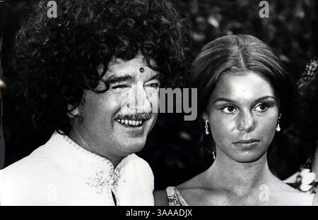 1970; Parc d’Uriage, FRANKREICH; nur ein Jahr nach der Feier seiner dritten Scheidung feiert Eddy Barclay seine neue Hochzeit im Pavillon d’Armenonville mit der 18-jährigen Sängerin BEATRICE CHATELIER. Die hippige Party hatte Gäste wie Sacha Distel, Jane Birkin und Serge Gainsbourg. Obligatorischer Credit: Foto von KEYSTONE Press/ZUMA Press. (©) Copyright 1970 von KEYSTONE Press Stockfoto