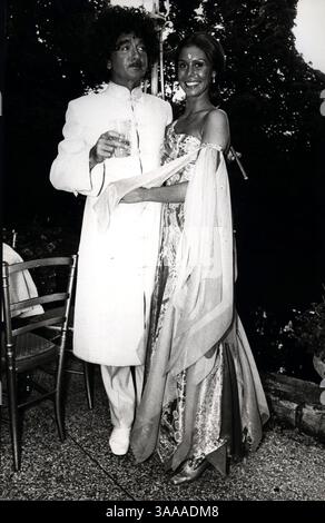 1970; Parc d’Uriage, FRANKREICH; nur ein Jahr nach der Feier seiner dritten Scheidung feiert Eddy Barclay seine neue Hochzeit im Pavillon d’Armenonville mit der 18-jährigen Sängerin BEATRICE CHATELIER. Die hippige Party hatte Gäste wie Sacha Distel, Jane Birkin und Serge Gainsbourg. Obligatorischer Credit: Foto von KEYSTONE Press/ZUMA Press. (©) Copyright 1970 von KEYSTONE Press Stockfoto