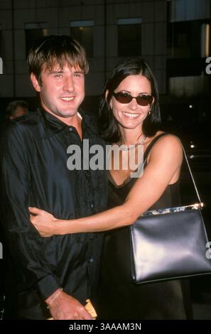 Juli 1998; Beverly Hills, CA, USA; Schauspielerin COURTENEY COX mit Ehemann DAVID ARQUETTE bei der „Ever After“ Premiere. Stockfoto