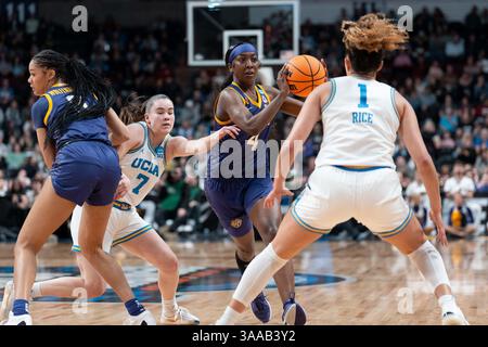 Der LSU Lady Tigers Guard Flau'Jae Johnson (4) fährt am 31. März 2025 während des NCAA Tournament Basketballspiels Round of 8 in der Spokane Arena an Elina Aarnisalo (7) und Kiki Rice (1) vorbei. Die UCLA Bruins besiegte die LSU Tigers 72-65 und erreichte damit die Final Four. (Jameel Pugh/Bild des Sports) Stockfoto