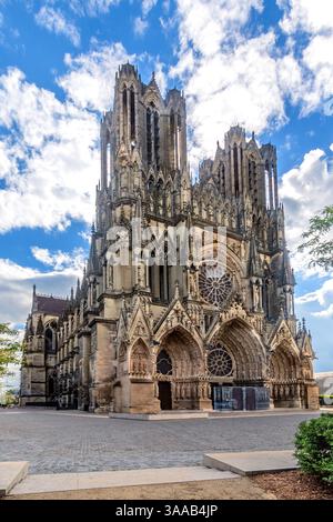 Westfront der gotischen Kathedrale Notre-Dame von Reims aus dem 13. Jahrhundert vom Place du Parvis - Reims, Marne (51), Frankreich. Stockfoto