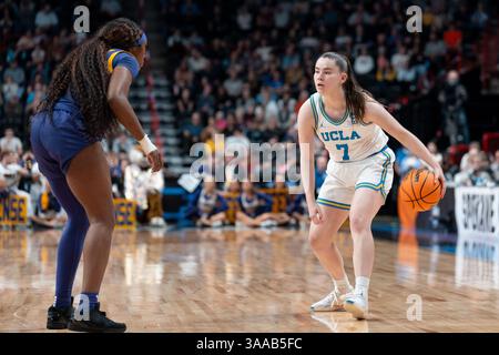 Die UCLA Bruins-Schutzhüterin Elina Aarnisalo (7) treibt den Ball gegen die LSU Lady Tigers Forward Aneesah Morrow (24) während des NCAA Tournament Basketballspiels Round of Acht in der Spokane Arena am 31. März 2025. Die UCLA Bruins besiegte die LSU Tigers 72-65 und erreichte damit die Final Four. (Jameel Pugh/Bild des Sports) Stockfoto