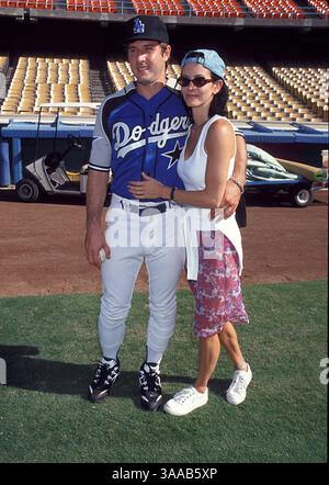 August 1998; Los Angeles, CA, USA; Schauspieler DAVID ARQUETTE und Ehefrau COURTENEY COX beim Dodger Celebrity Baseball Game. Stockfoto