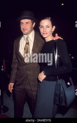 Oktober 1998; Los Angeles, CA, USA; Schauspieler DAVID ARQUETTE und Ehefrau der Schauspielerin COURTENEY COX bei der Filmpremiere „The alarmist“. Stockfoto