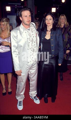 März 30, 1999; Los Angeles, CA, USA; Schauspieler DAVID ARQUETTE und Ehefrau COURTENEY COX bei der Premiere des Films „Never Be Kissed“. Stockfoto