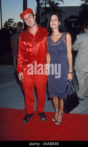 30. Juli 1998; Los Angeles, CA, USA; Schauspieler DAVID ARQUETTE und Ehefrau der Schauspielerin COURTENEY COX bei der Filmpremiere „Snake Eyes“. Stockfoto
