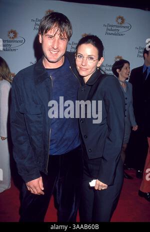 Oktober 1998; Beverly Hills, CA, USA; Schauspieler DAVID ARQUETTE und Ehefrau der Schauspielerin COURTENEY COX beim „Breakfast at Tiffany's“ Re-Release Movie Premiere. Stockfoto