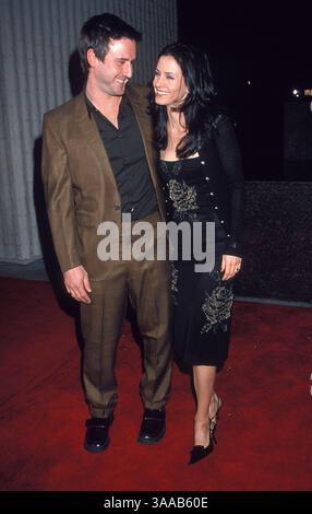 Februar 2000; Westwood, CA, USA; Schauspieler DAVID ARQUETTE und Ehefrau COURTENEY COX bei der Filmpremiere „Scream 3“. Stockfoto