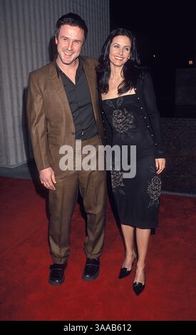 Februar 2000; Westwood, CA, USA; Schauspieler DAVID ARQUETTE und Ehefrau COURTENEY COX bei der Filmpremiere „Scream 3“. Stockfoto