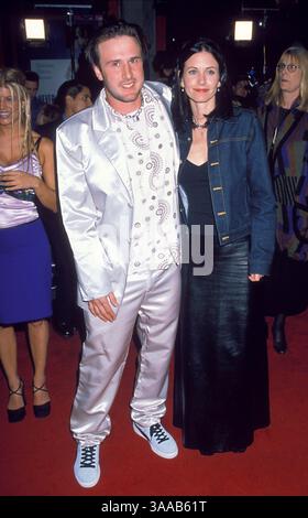 März 30, 1999; Los Angeles, CA, USA; Schauspieler DAVID ARQUETTE und Ehefrau COURTENEY COX bei der Premiere des Films „Never Be Kissed“. Stockfoto