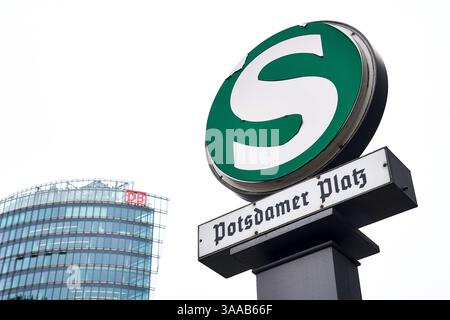 Berlin, Deutschland - 27. März 2025: Grünes S-Bahn-Zeichen mit Stationsschild Potsdamer Platz in Berlin, im Hintergrund das moderne Bahn Tower-Gebäude mit DB-Logo am Rand des Bahnhofsviertels *** grünes S-Bahn-Zeichen mit Stationsschild Potsdamer Platz in Berlin, im Hintergrund das moderne Bahn Tower-Gebäude mit DB-Logo am Rand des Bahnhofsviertels Stockfoto