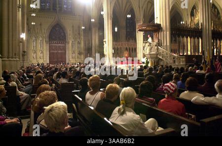 September 2001; New York, NY, USA; die Gemeindemitglieder nehmen am Montag, 17. September 2001 in New York, NY, an einer Messe in der St. Patrick's Cathedral Teil, um an das während des Angriffs auf das World Trade Center getötete Personal zu erinnern. Stockfoto