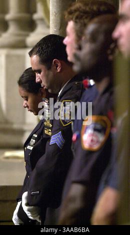 September 2001; New York, NY, USA; Polizeibeamte und Feuerwehrleute von New York nehmen am Montag, den 17. September 2001 in New York, NY, an einer Messe in der St. Patrick's Cathedral Teil, um an das während des Angriffs auf das World Trade Center getötete Personal zu erinnern. Stockfoto