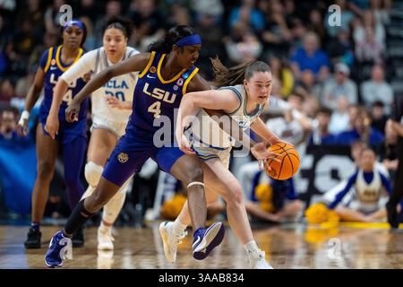 Die UCLA Bruins-Garde Elina Aarnisalo (7) fährt am 31. März 2025 während des NCAA Tournament Basketballspiels Round of Acht in der Spokane Arena an der LSU Lady Tigers Guard Flau'Jae Johnson (4) vorbei. Die UCLA Bruins besiegte die LSU Tigers 72-65 und erreichte damit die Final Four. (Jameel Pugh/Bild des Sports) Stockfoto